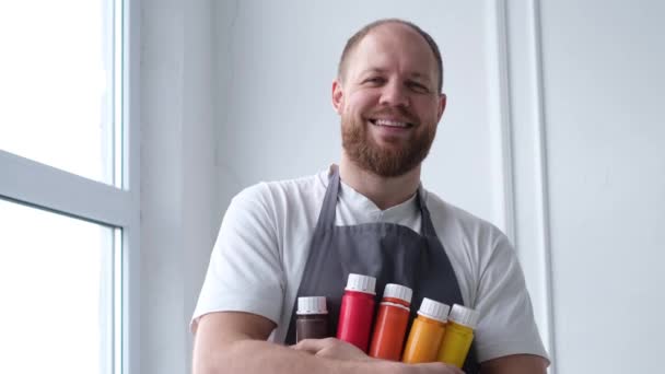 Sorrindo Artista Elegante Segurando Uma Paleta Tintas Para Pintura Artista — Vídeo de Stock