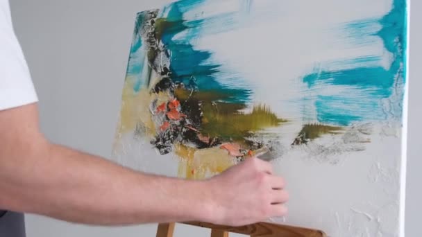 Jovem Artista Que Trabalha Pintura Abstrata Estúdio Criativo Usa Uma — Vídeo de Stock