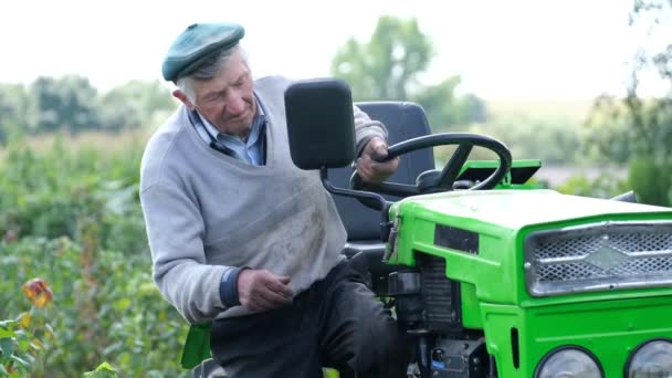 Ένας 90Χρονος Αγρότης Δουλεύει Πάνω Ένα Τρακτέρ Στον Κήπο Του — Αρχείο Βίντεο