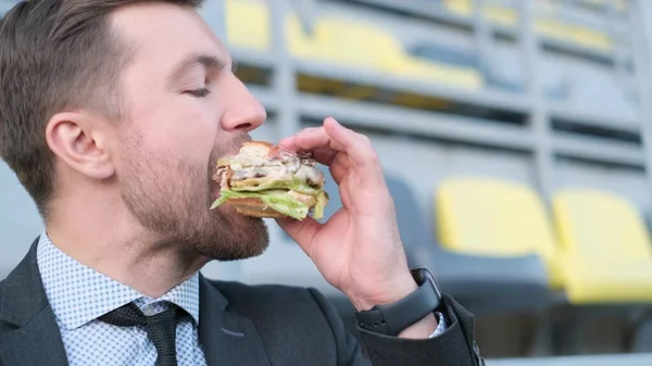 Close Portret Van Een Knappe Hongerige Manager Bijten Een Heerlijke — Stockfoto