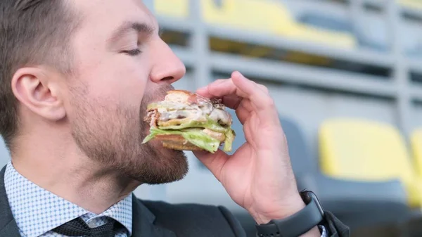Junger Hungriger Geschäftsmann Isst Köstlich Einen Hamburger — Stockfoto
