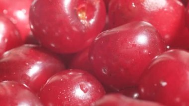 Tatlı ve sulu bir kirazın makro videosu. Olgun, ağız sulandıran kirazlar. Faydalı meyveler