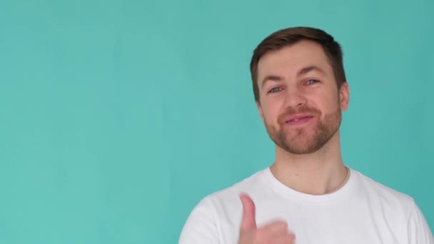 Yakışıklı Erkek Fotokopi Için Parmağını Boş Yere Doğrultuyor Stüdyoda Izole — Stok video