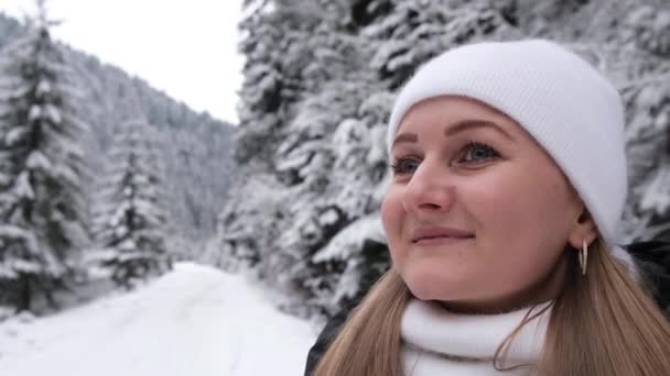Una Chica Solitaria Camina Camino Nevado Medio Los Árboles Navidad — Vídeo de stock