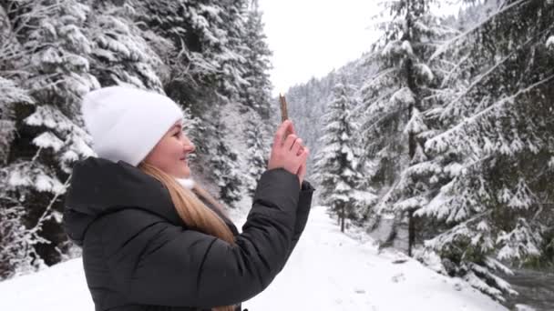 Een Vrouw Wandelt Oekraïense Karpaten Een Winterdag Maakt Foto Een — Stockvideo