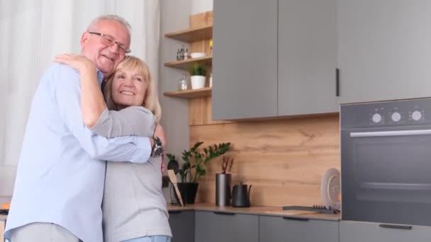 Dziadkowie Tańczący Domu Kuchni Śmieją Się Przytulają Podczas Relaksu Szczęśliwa — Wideo stockowe