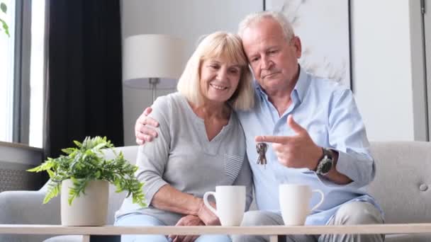 Happy Elderly Woman Man Client Landlord Hold Key New House — Stockvideo