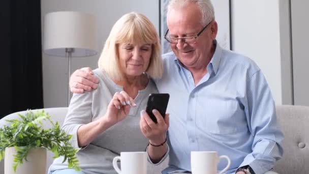 Счастливая Пожилая Пара Среднего Возраста Используя Смартфон Время Покупок Интернете — стоковое видео