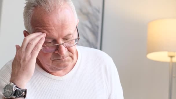 Close Portrait Unhappy Grandfather Touching His Head Pain Portrait Sad — Vídeos de Stock