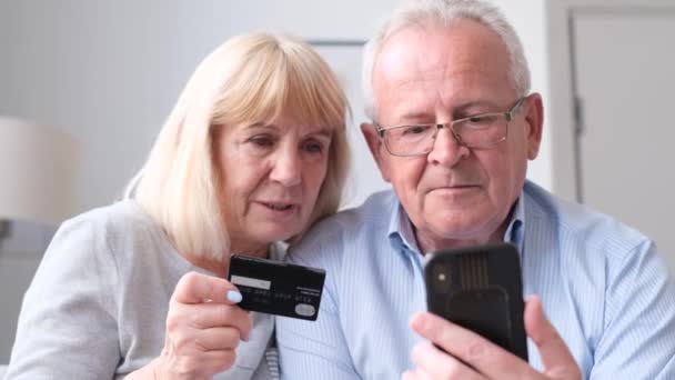 Pár Důchodu Nakupuje Internetu Pomocí Chytrého Telefonu Bezhotovostní Vypořádání Bankovními — Stock video