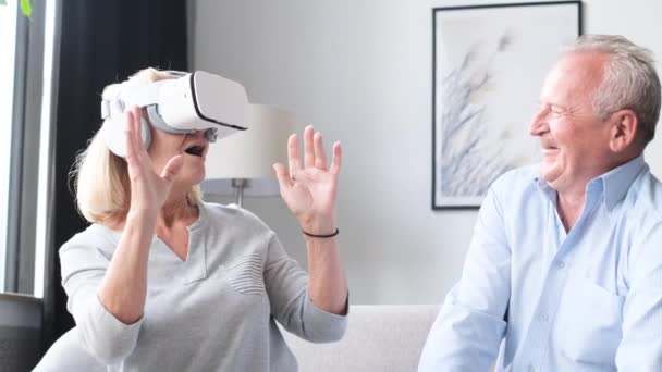 Happy Senior Man Woman Wearing Virtual Reality Headset Home Sitting — Stockvideo