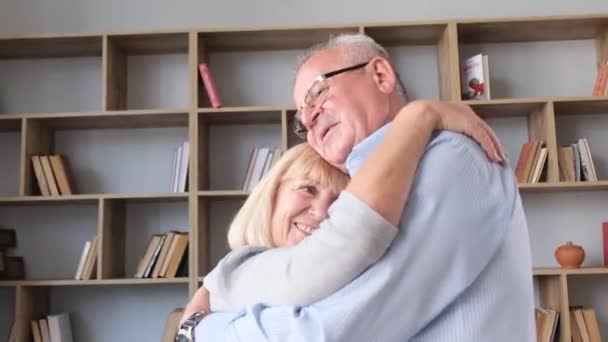 Senior Couple Dancing Home Living Room Laugh Hug Beautiful Romantic — 비디오