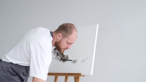 Jovem Artista Que Trabalha Pintura Abstrata Estúdio Criativo Usa Uma — Vídeo de Stock