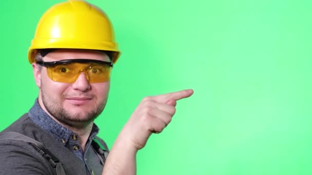 Engineer Assembler Points His Finger Side Portrait Worker Background Chromakey — Stock videók