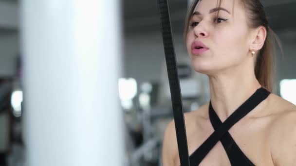 Athletic Woman Trains Back Muscles Gym She Pumps Main Muscle — Vídeos de Stock