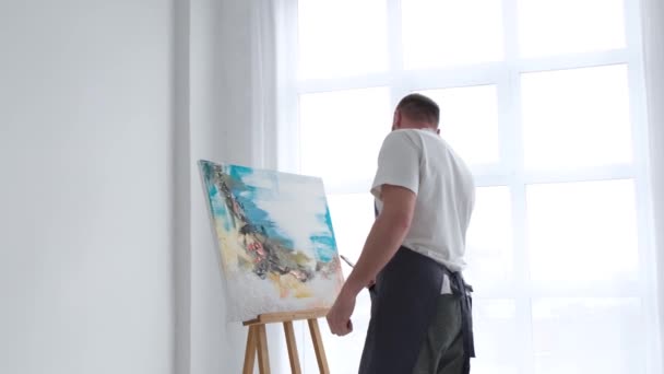 Artist Paints Abstract Picture Focused Work Painting Easel His Art — Vídeo de Stock