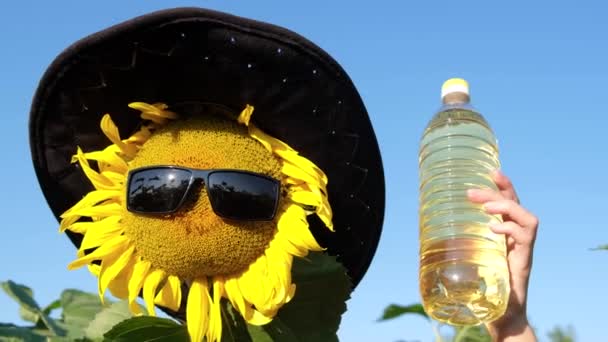 Kreative Werbung Für Sonnenblumenöl Sonnenblumenblume Sonnenbrille Eine Flasche Frisch Gepresstes — Stockvideo