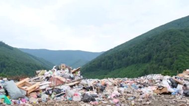 Naylon torbalar ve plastik şişelerle dolu büyük bir arazi, Mu Kang Chai, Vietnam 'da bir dağ. Çevre kirliliği. Plastik kullanımının ekolojik felaketi