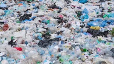Çöp dağları, doğa için ekolojik felaket, çevre kirliliği konsepti ve çevresel felaket. Plastik atıklarla kirlenmiş okyanus plajları, çöp platformu. 