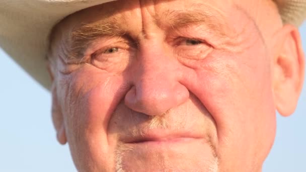 Portrait Tired Old Grandfather Wrinkles Blue Sky Pensioner Hat — 图库视频影像