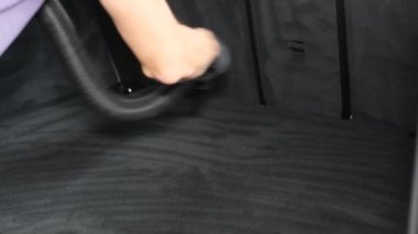 Araba bakımı, modern lüks arabaların iç koltuklarının temizliği ve temizliği..