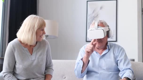 Grandfather Virtual Reality Glasses Concept Future Elderly Couple Relaxing Together — Stockvideo