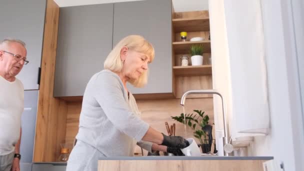 Old Blonde Woman Washing Dishes Modern Kitchen Sunlight Elderly Couple — 图库视频影像