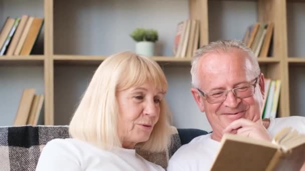 Happy Old Married Couple Reading Book Together Home Library Reading — Wideo stockowe