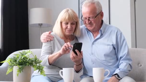 Elderly Couple Found Information Phone Emotions Happiness Elderly People Technology — Video Stock