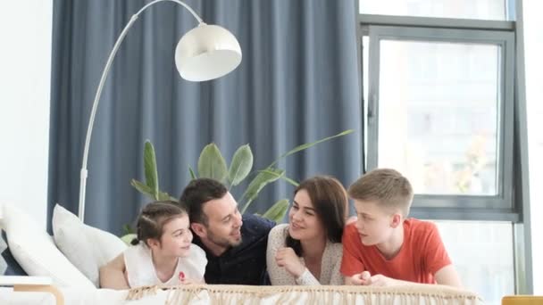 Mom Dad Two Children Lying Sofa Living Room Modern Interior — Vídeo de Stock