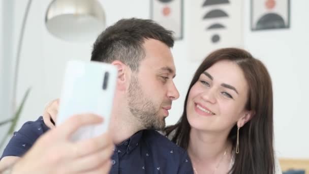Husband Wife European Appearance Take Selfie Kiss Camera Happy Family — Wideo stockowe