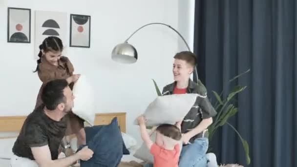 Dad Three Happy Children Fighting Pillows Weekend Childrens Entertainment Home — стоковое видео