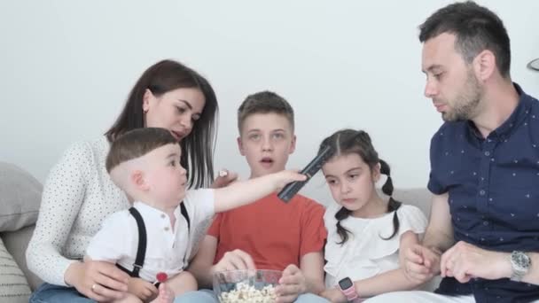 Large Family Three Children Spends Weekend Home Front Eating Popcorn — ストック動画