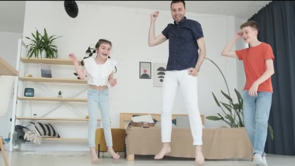 Young Father European Appearance Dances Children Home Living Room Family — ストック動画