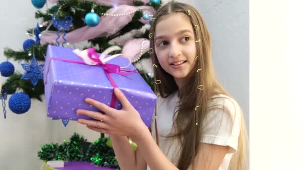 Muslim Little Girl Holding Gift Eid Fitr Eid Fitr Muslim — Video Stock