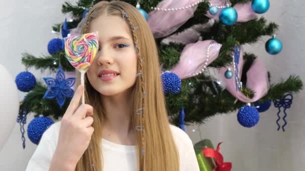 Happy Teen Girl White Sweater Lollipop Tsandi Stick Background Christmas — Vídeo de stock