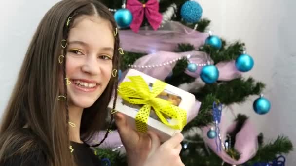 Teenage Girl Christmas Present She Wants Know Whats Box Christmas — Stockvideo
