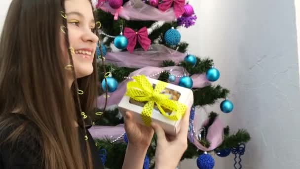 Young Teen Girl Small Box Her Hands Decorated Christmas Tree — Vídeo de Stock