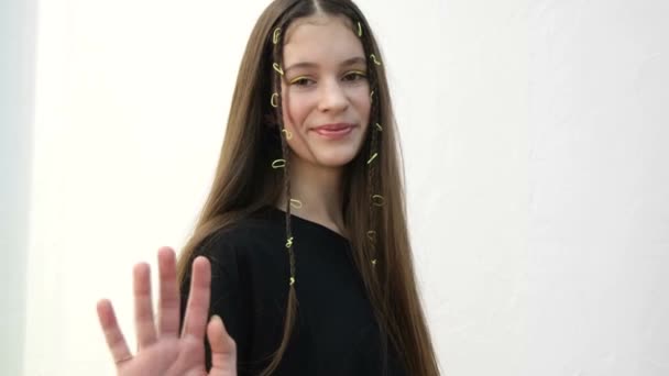 Европейская Девочка Подросток Машет Рукой Камеру Белом Фоне Ребенок Лет — стоковое видео