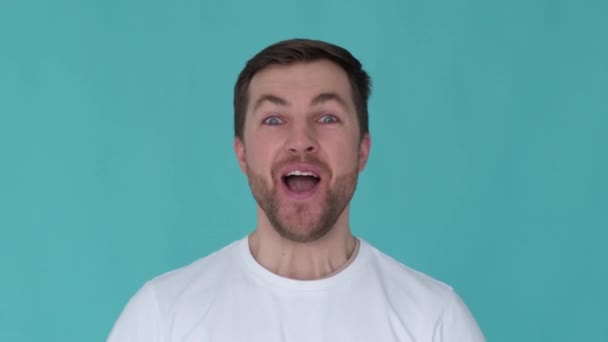 Handsome Guy Wow Expression Close Young Man Posing Blue Background — Stok video