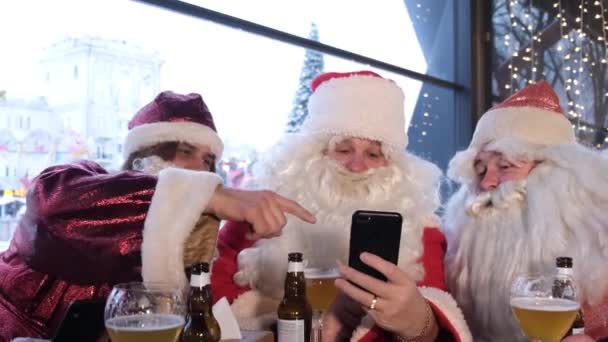 Three Friends Santa Claus Using Smartphone Santa Claus Holding Smart — Wideo stockowe