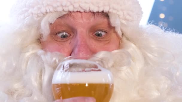 Close Santa Claus Drinking Light Beer Glass Celebration Christmas New — Stock video