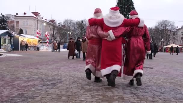 Three Santa Clauses Walk Hugging Drunken Santa Claus Streets City — Wideo stockowe