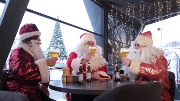 Friends Santa Claus Costumes Having Fun New Years Party Drinking — 图库视频影像