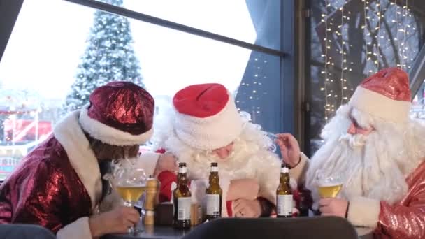 Пьяные Санта Клаусы Отдыхают После Работы Санта Хулиганы Рождественская Вечеринка — стоковое видео