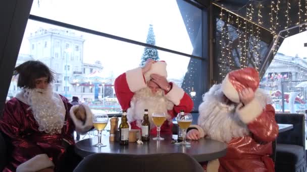 Group Santa Clauses Drinking Beer Irish Pub Toasting Drinking Beer — Stok video