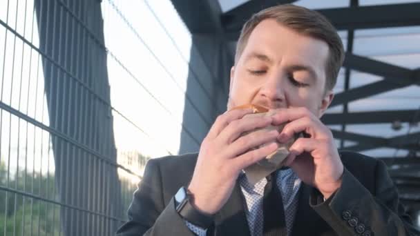 Young Handsome Bearded Businessman Eating Tasty Burger Fast Food Close — Stockvideo