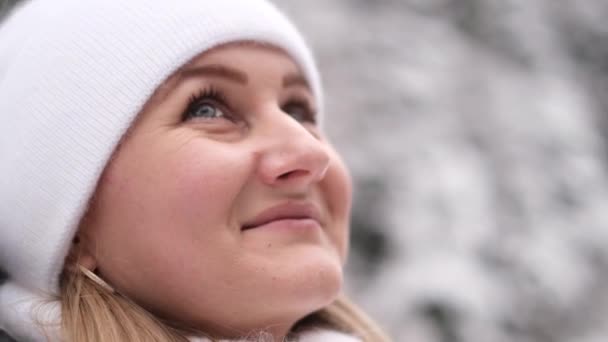 Close Portrait Beautiful European Girl Middle Winter Forest She Looking — Videoclip de stoc