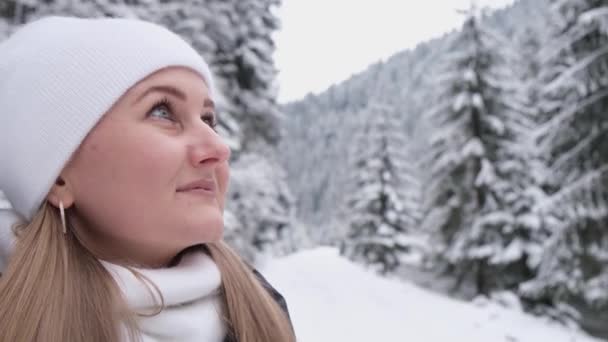 Portrait Woman Snowy Forest She Looks Beautiful Christmas Tree Girl — Vídeo de stock