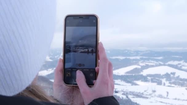 Жінка Мандрівник Фотографує Зимовий Пейзаж Використовуючи Сучасний Смартфон Віддаленому Гірському — стокове відео